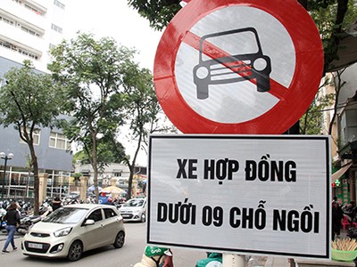 Biển cấm xe Uber, Grab trên đường phố Hà Nội. Ảnh: Anh Tú. 