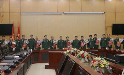 Thường vụ Đảng ủy, Bộ Tư lệnh Quân khu 2 trao quyết định điều động, bổ nhiệm 12 cán bộ. Ảnh QK2