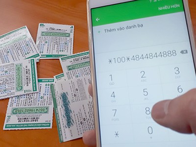 28/2 là ngày cuối cùng các nhà mạng khuyến mãi 50% thẻ nạp nên nhiều người đã mua cả chục thẻ cào để nạp tiền. Ảnh: Phương Sơn