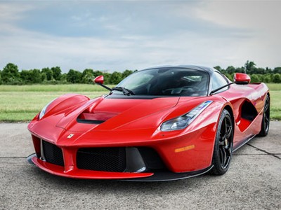 Một khách hàng bị nêu đích danh trong vụ kiện khi được cho là trả tiền để tua ngược công-tơ-mét mẫu Ferrari LaFerrari đời 2015 nhằm nâng giá trị xe khi bán lại.