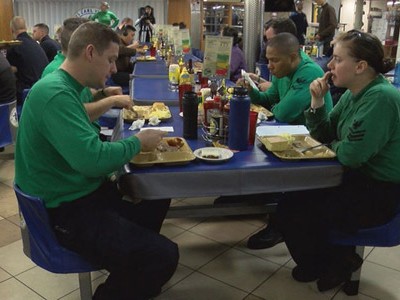 Bếp ăn phục vụ 5.000 thủy thủ trên tàu sân bay Carl Vinson