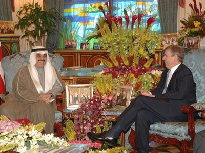 Tỷ phú Maan al-Sanea (trái) trong cuộc gặp hoàng tử Andrew nước Anh vào 2007. Ảnh: Reuters.