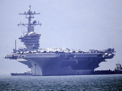 Tàu sân bay Carl Vinson của Mỹ vào vịnh ở Đà Nẵng. Ảnh: Nguyễn Đông.