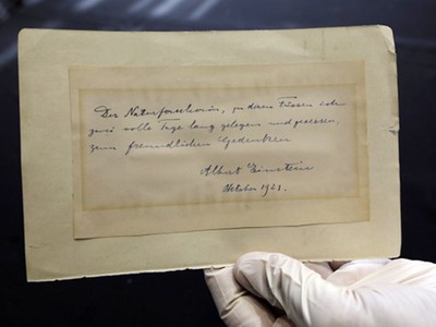 Bức thư tình của thiên tài vật lý Albert Einstein. Ảnh: AFP.