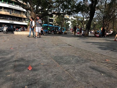 Lớp đá lát vỉa hè phía đường Định Tiên Hoàng dự kiến được thay thế bằng đá granite dầy 10 cm