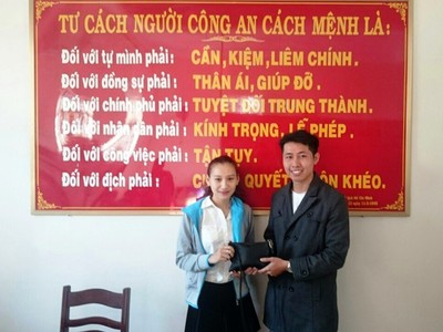 Anh Lâm trả lại số tiền cùng giấy tờ tùy thân cho chị Tâm. Ảnh: Triệu Thanh.