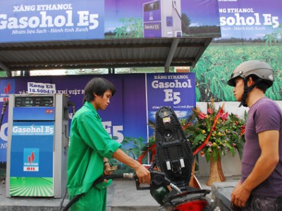 Sau khi xăng RON 92 bị "khai tử", nhiều người dân chuyển sang dùng RON 95 dù giá bán cao hơn xăng sinh học E5. Ảnh: PVOil