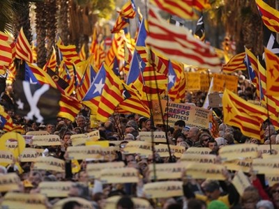 Những người ủng hộ Catalonia độc lập tuần hành ở Barcelona ngày 11/3. Ảnh: AFP.