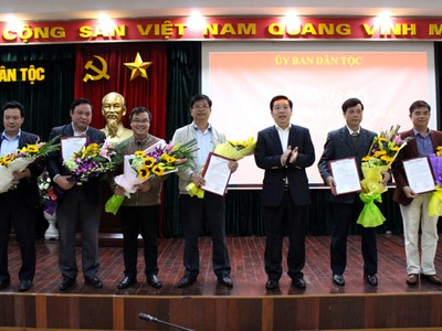 Thứ trưởng, Phó Chủ nhiệm Ủy ban Dân tộc Lê Sơn Hải trao quyết định cho các cán bộ. Ảnh UBDT