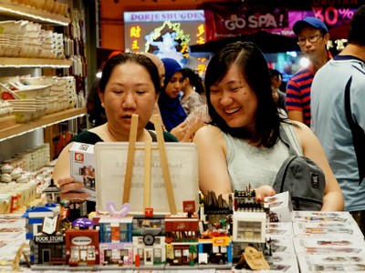 Du khách Việt mua sắm tại một cửa hàng lưu niệm ở Cameron, Malaysia. Ảnh: Viễn Thông