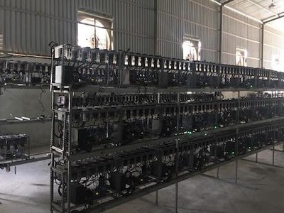 Một xưởng với hàng chục máy đào tiền điện tử.