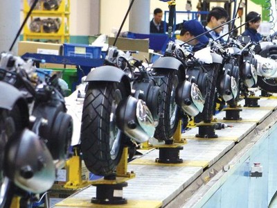 Hai tháng năm nay, Chỉ số Sản xuất công nghiệp đã tăng tới 15,2% so với cùng kỳ. Trong ảnh: Dây chuyền lắp ráp xe của Piaggio Việt Nam tại tỉnh Vĩnh Phúc