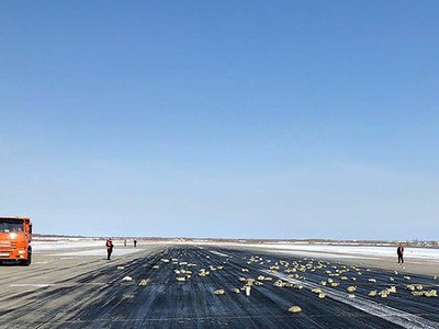 3,4 tấn vàng rơi khỏi máy bay vì cửa mở