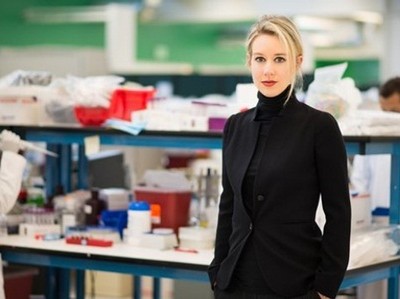 Elizabeth Holmes tại phòng thí nghiệm của công ty. Ảnh: Wakelet