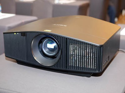 VPL-VW760ES với đèn chiếu laser cho thời gian sử dụng lên đến 20,000 giờ.