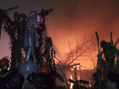 Cháy lớn kèm khói đen bao phủ xưởng phế liệu trong đêm ở Hà Nội