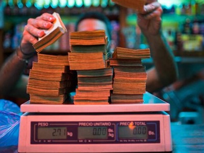 Tại Venezuela, nhiều nơi thậm chí cân tiền thay vì đếm để đỡ mất thời gian. Ảnh: Bloomberg.