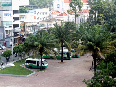 Một góc công viên 23 tháng 9 đang được dùng làm bến xe buýt.  Ảnh: Hữu Nguyên.