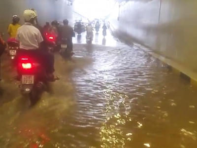 Cảnh ngập nước trong hầm chui. Ảnh: Hồng Tân.