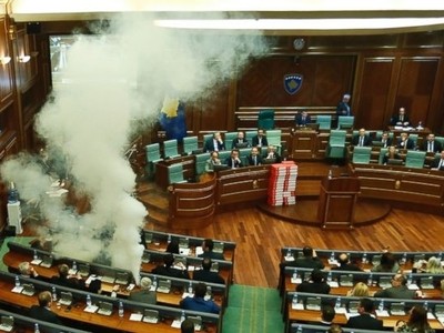 Nghị sĩ Kosovo ném lựu đạn hơi cay để ngăn họp quốc hội