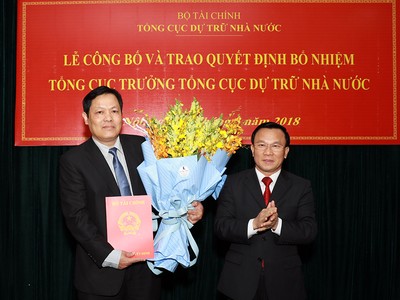 Ông Đỗ Việt Đức (bên trái) nhận Quyết định bổ nhiệm Tổng cục trưởng Tổng cục Dự trữ Nhà nước. Ảnh: VGP/Thành Chung