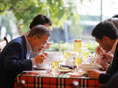 Tổng thống và Đệ nhất phu nhân Hàn Quốc thưởng thức phở Hà Nội