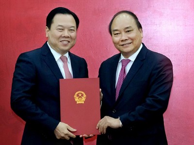 Thủ tướng Nguyễn Xuân Phúc trao quyết định bổ nhiệm cho ông Nguyễn Hoàng Anh giữ chức Chủ Ủy ban Quản lý vốn nhà nước tại doanh nghiệp.