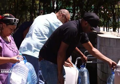 Người dân ở TP Cape Town - Nam Phi xếp hàng nhận nước Ảnh: MARKETPLACE AFRICA