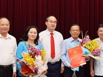 Bí thư Thành ủy TPHCM Nguyễn Thiện Nhân và lãnh đạo TPHCM tại lễ trao quyết định cho đồng chí Nguyễn Thị Lệ và đồng chí Nguyễn Hữu Hiệp. Ảnh: SGGP