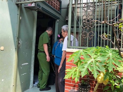 Cán bộ Công an khám xét nhà Thông (ảnh N.L)