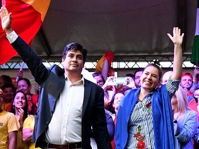 Ông Quesada và vợ cùng người ủng hộ. Ảnh: AFP.