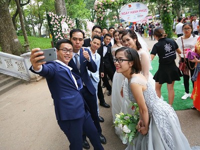 Thành đoàn Hà Nội tổ chương trình Lễ hội đám cưới tập thể theo nếp sống mới dành cho 34 cặp đôi (trong đó có 17 cặp đôi trẻ) năm 2017