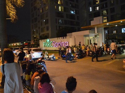 Cư dân chung cư Parc một phen hoảng loạn bỏ chạy sau vụ cháy - Ảnh: Lê Phan.