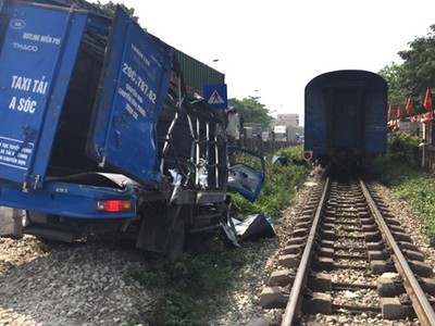 Xe tải bị hư hỏng nặng sau cú đâm của tàu SE5. Ảnh: Thắng Ngọc