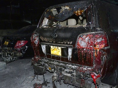 Hai xe sang cháy nham nhở trong hầm chung cư. Ảnh: Duy Trần.