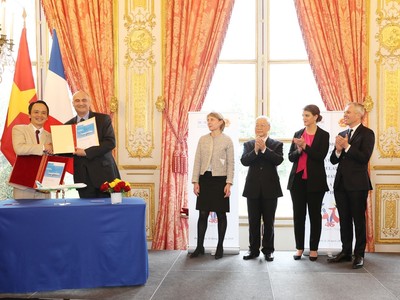 Ông Trịnh Văn Quyết, Chủ tịch HĐQT FLC và Phó Chủ tịch Airbus phụ trách thương mại Eric Schulz ký Biên bản ghi nhớ ngày 26/3 tại Pháp, trước sự chứng kiến của Tổng Bí thư Nguyễn Phú Trọng và Chủ tịch Quốc hội Pháp François de Rugy.