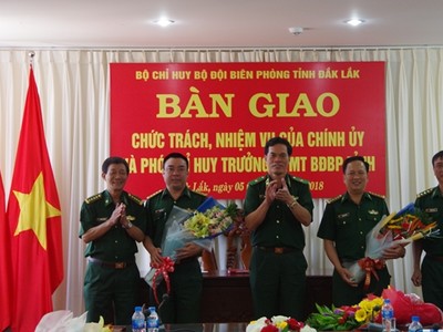 Thiếu tướng Hoàng Đăng Nhiễu tặng hoa và chúc mừng các đồng chí mới bổ nhiệm. Ảnh Daklak.gov.vn