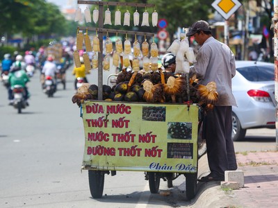 Đặc sản miền Tây trên vỉa hè Sài Gòn