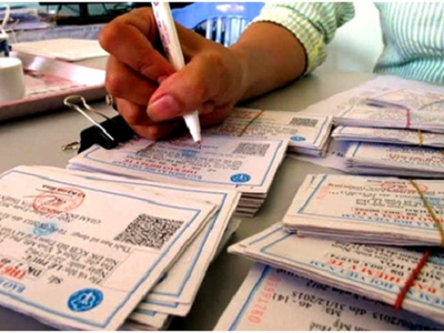 Việc cấp đổi thẻ BHYT theo mã số BHXH là một trong những nhiệm vụ trọng tâm và cấp bách của Ngành BHXH trong tiến trình đổi mới.