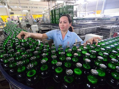 Sản xuất bia chai tại Tổng công ty Bia, rượu, nước giải khát Sài Gòn. Ảnh: SG