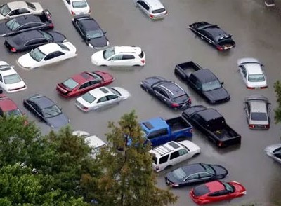 Ôtô nằm trong nước ngập ở Houston do hậu quả từ bão Harvey. Ảnh: AP.