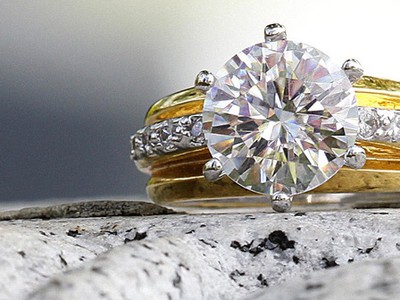 Ba chiếc nhẫn và 1 chiếc vòng đính kim cương trị giá 100.000 USD đã được tìm thấy trong 10 tấn rác sau nhiều giờ tìm kiếm. (Nguồn: CBS News)