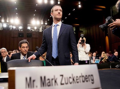 Mark Zuckerberg trong phiên điều trần sáng nay.