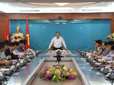 Bộ trưởng Trương MInh Tuấn làm việc với các nhà mạng chiều 10/4. Ảnh: MIC.