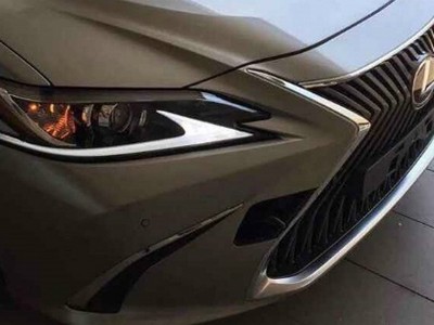 Lexus ES 2019 thay đổi thiết kế lưới tản nhiệt, đèn pha. Ảnh: Motor1