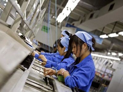 Công nhân trong một xưởng lắp đặt linh kiện điện tử tại Trung Quốc. Ảnh: AP.