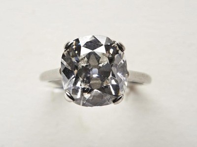 Chiếc nhẫn được đính viên kim cương khoảng 4 carat và hầu như không có nhược điểm. (Nguồn: SWNS)