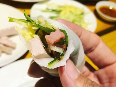 Bánh ướt thịt nướng ở Sài Gòn: muốn ăn ngon phải biết cuốn