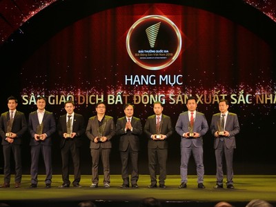 Ông Lê Tuyển Cử - Phó tổng giám đốc Tập đoàn Hoàng Quân tại Hà Nội (Ngoài cùng bên phải) – nhận giải thưởng Sàn giao dịch bất động sản xuất sắc nhất Việt Nam năm 2018