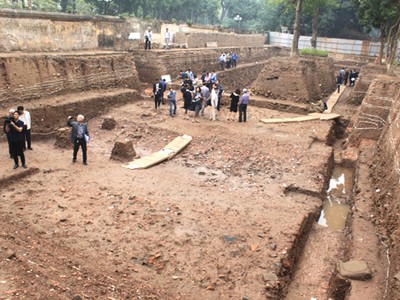 Hố đào rộng gần 1.000m2, phát lộ tầng văn hóa sâu gần 5m. Ảnh: Đ.Loan.